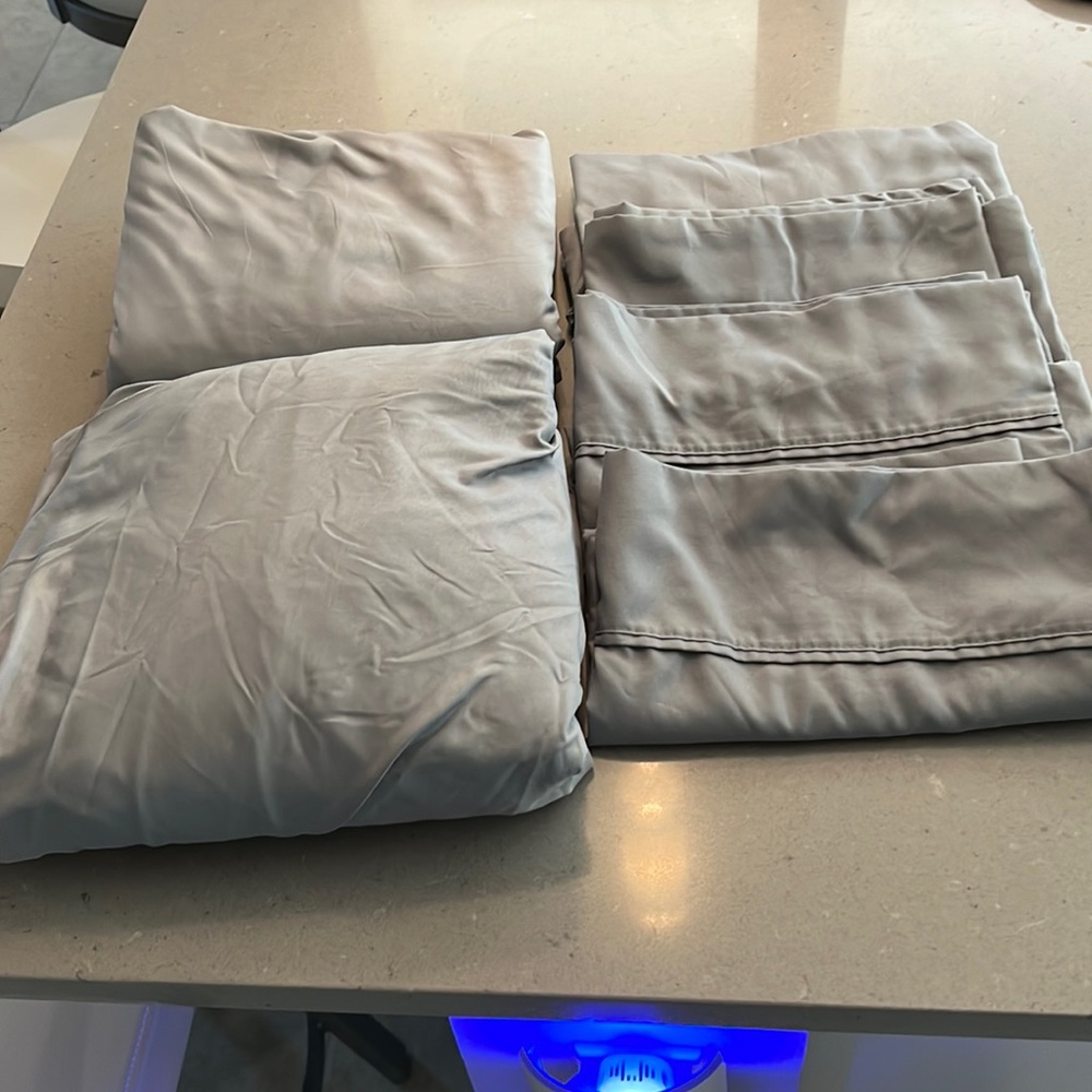 Beautiful new sheet set including four king pillow cases!
